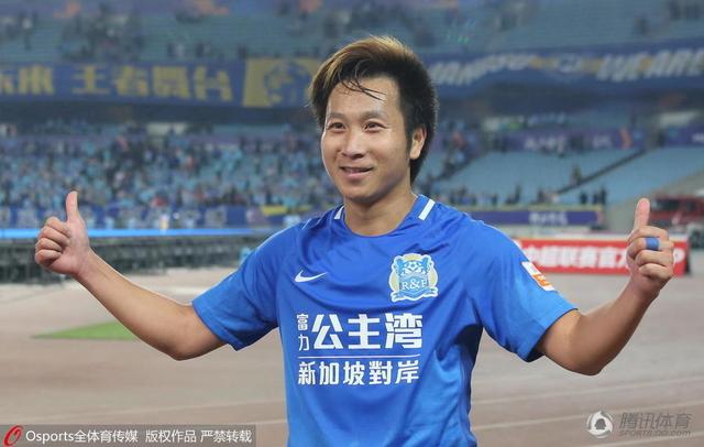 尹少森替黎漾舀了一碗佛跳墙，递到了她面前，诱人的香气不断勾着她的食欲，她的味蕾，说来也是奇怪，除了那天吐过一次后，她就再也没有过想吐的感觉，甚至连厨房做的药粥都不觉得难喝了，现在面对着这样的美食，更是勾得他口水都快要流出来一般。